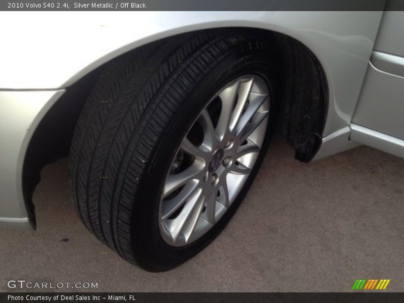 Silver Metallic / Off Black 2010 Volvo S40 2.4i