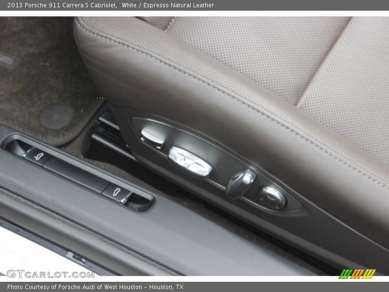 Controls of 2013 911 Carrera S Cabriolet