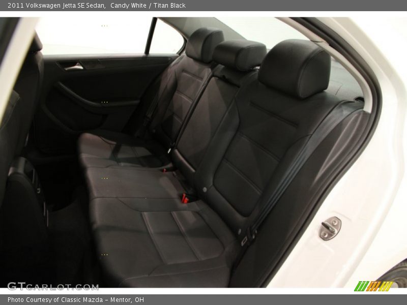 Candy White / Titan Black 2011 Volkswagen Jetta SE Sedan