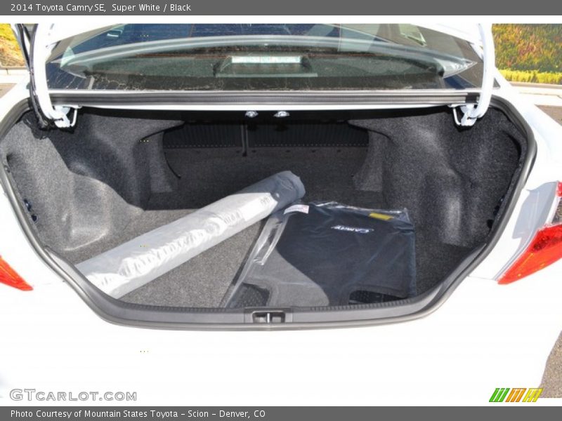 Super White / Black 2014 Toyota Camry SE
