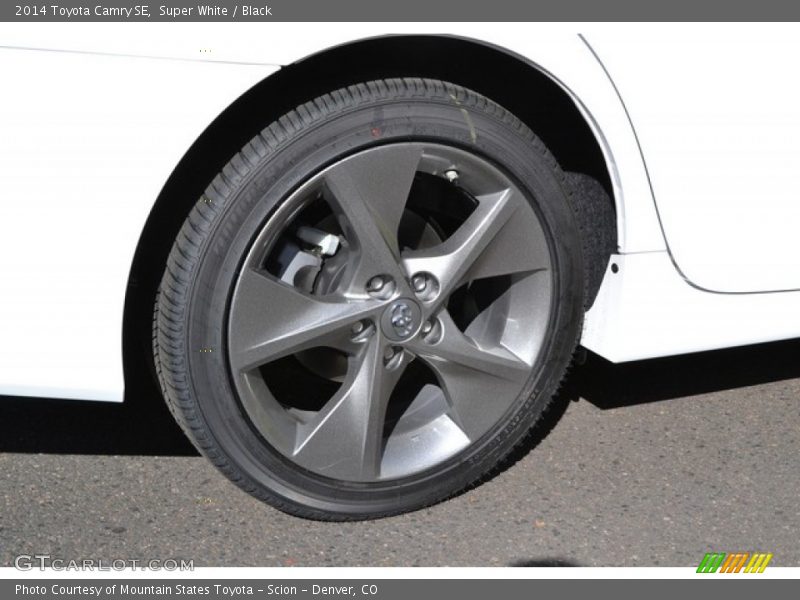 Super White / Black 2014 Toyota Camry SE