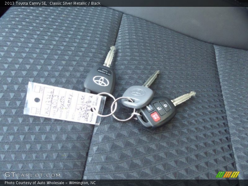 Classic Silver Metallic / Black 2013 Toyota Camry SE