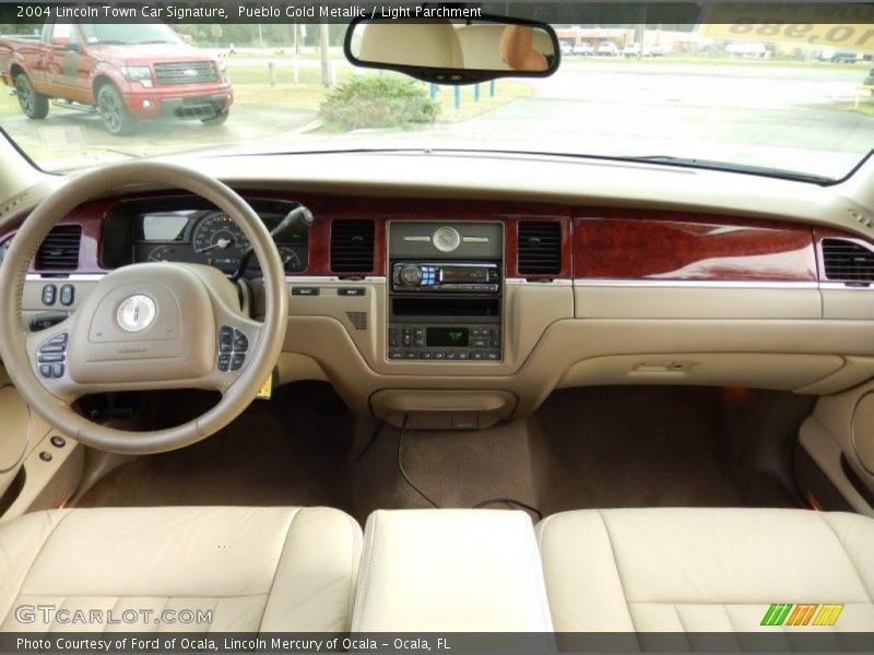 Pueblo Gold Metallic / Light Parchment 2004 Lincoln Town Car Signature