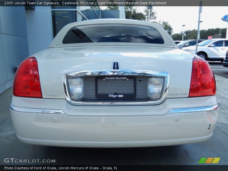 Cashmere Tri-Coat / Light Parchment/Medium Dark Parchment 2005 Lincoln Town Car Signature