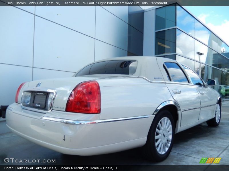 Cashmere Tri-Coat / Light Parchment/Medium Dark Parchment 2005 Lincoln Town Car Signature