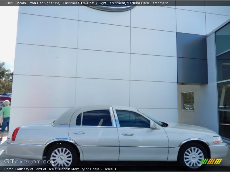 Cashmere Tri-Coat / Light Parchment/Medium Dark Parchment 2005 Lincoln Town Car Signature