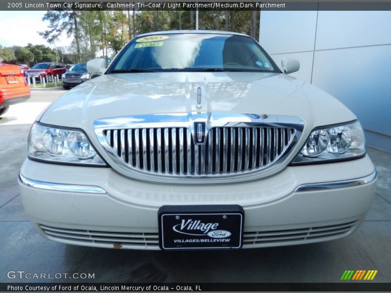 Cashmere Tri-Coat / Light Parchment/Medium Dark Parchment 2005 Lincoln Town Car Signature