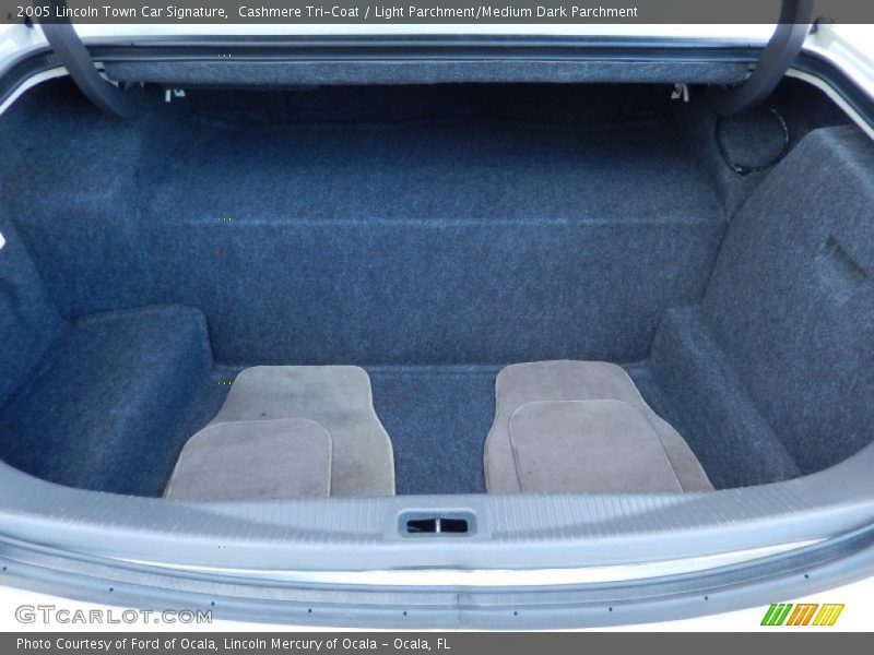 Cashmere Tri-Coat / Light Parchment/Medium Dark Parchment 2005 Lincoln Town Car Signature