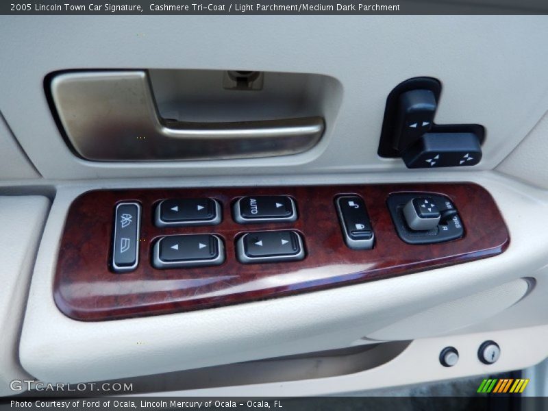 Cashmere Tri-Coat / Light Parchment/Medium Dark Parchment 2005 Lincoln Town Car Signature