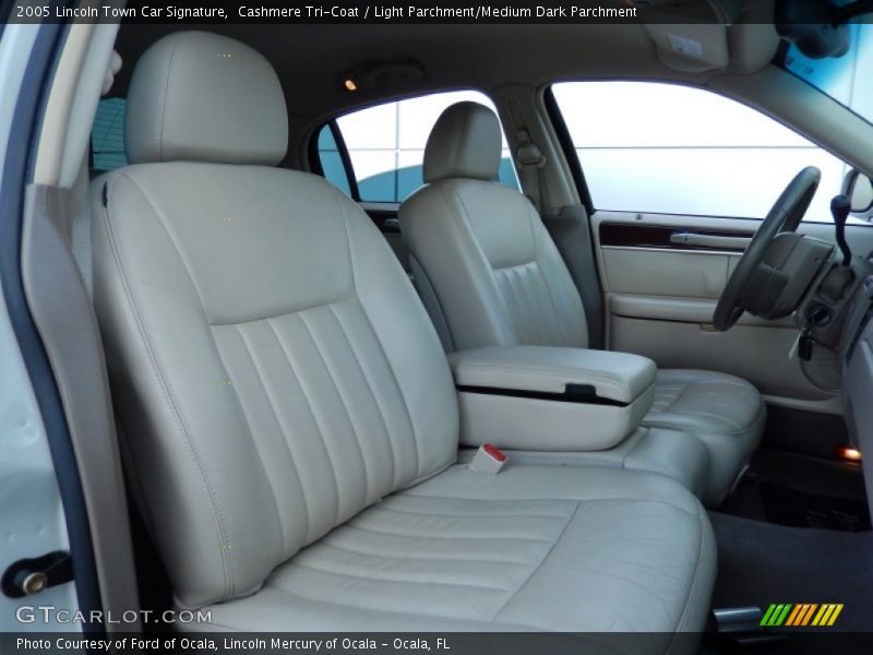 Cashmere Tri-Coat / Light Parchment/Medium Dark Parchment 2005 Lincoln Town Car Signature