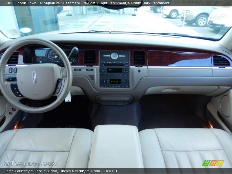 Cashmere Tri-Coat / Light Parchment/Medium Dark Parchment 2005 Lincoln Town Car Signature