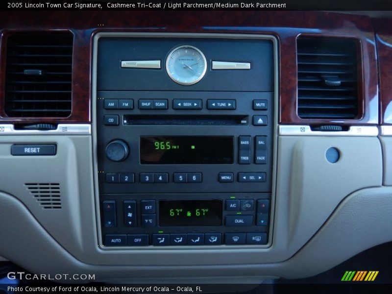 Cashmere Tri-Coat / Light Parchment/Medium Dark Parchment 2005 Lincoln Town Car Signature