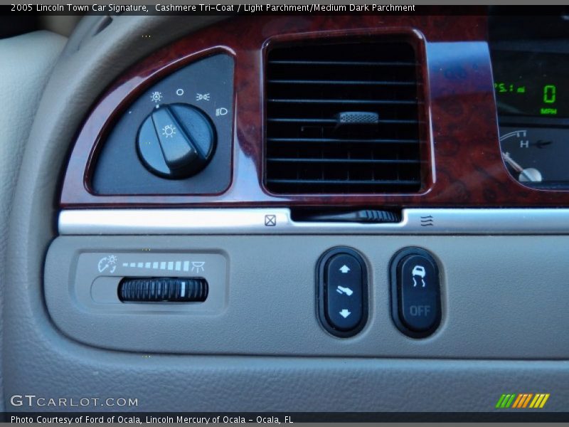 Cashmere Tri-Coat / Light Parchment/Medium Dark Parchment 2005 Lincoln Town Car Signature