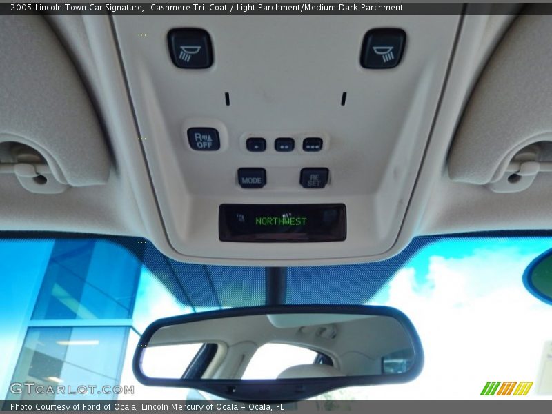 Cashmere Tri-Coat / Light Parchment/Medium Dark Parchment 2005 Lincoln Town Car Signature