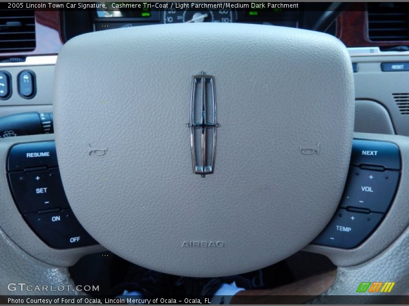 Cashmere Tri-Coat / Light Parchment/Medium Dark Parchment 2005 Lincoln Town Car Signature