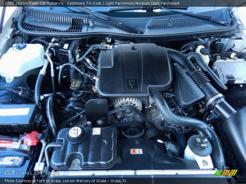 Cashmere Tri-Coat / Light Parchment/Medium Dark Parchment 2005 Lincoln Town Car Signature