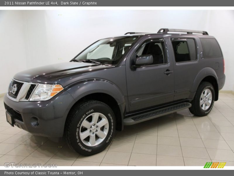 Front 3/4 View of 2011 Pathfinder LE 4x4