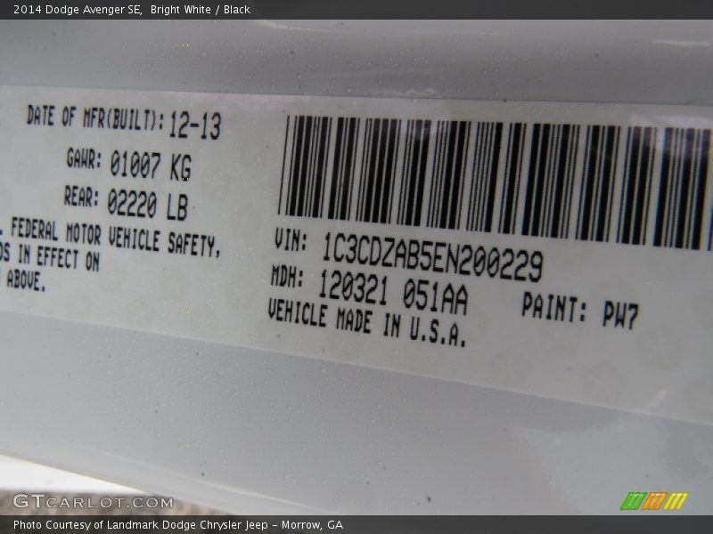 Bright White / Black 2014 Dodge Avenger SE