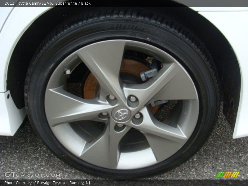 Super White / Black 2012 Toyota Camry SE V6