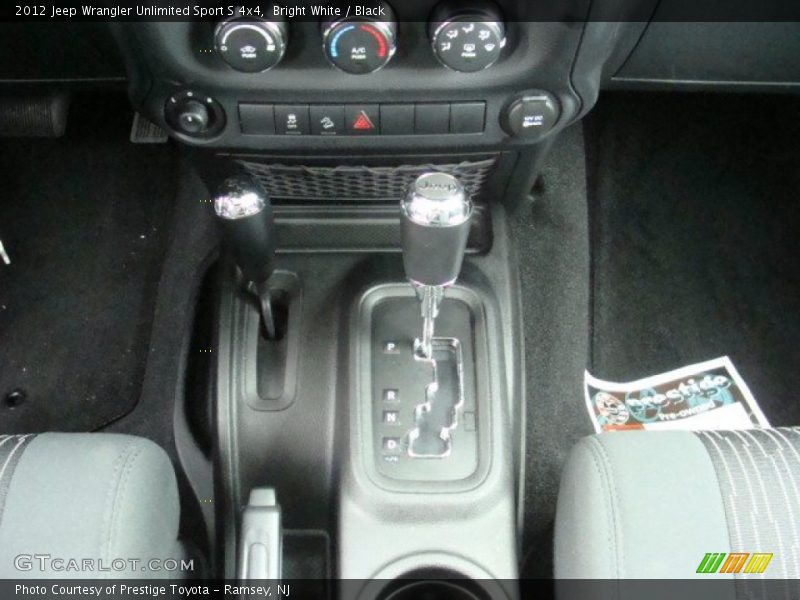 Bright White / Black 2012 Jeep Wrangler Unlimited Sport S 4x4