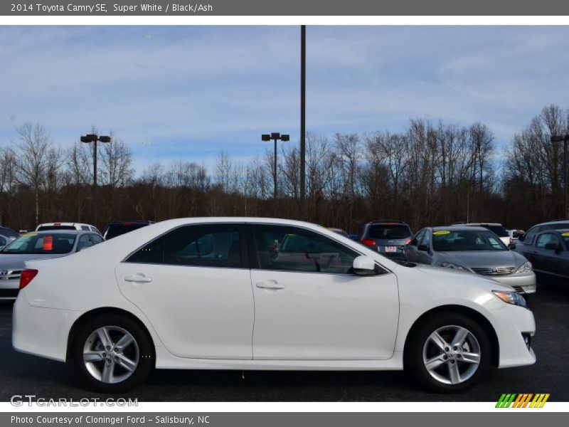 Super White / Black/Ash 2014 Toyota Camry SE