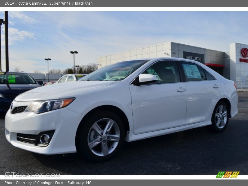 Super White / Black/Ash 2014 Toyota Camry SE