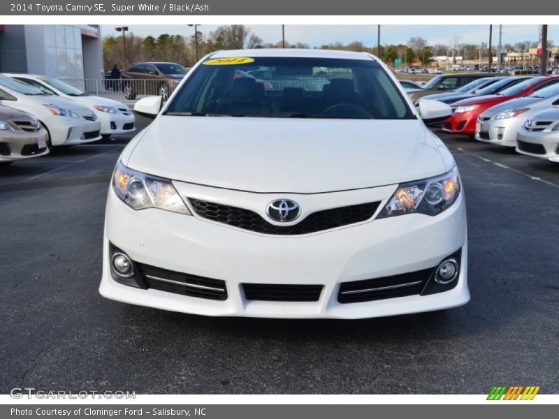 Super White / Black/Ash 2014 Toyota Camry SE