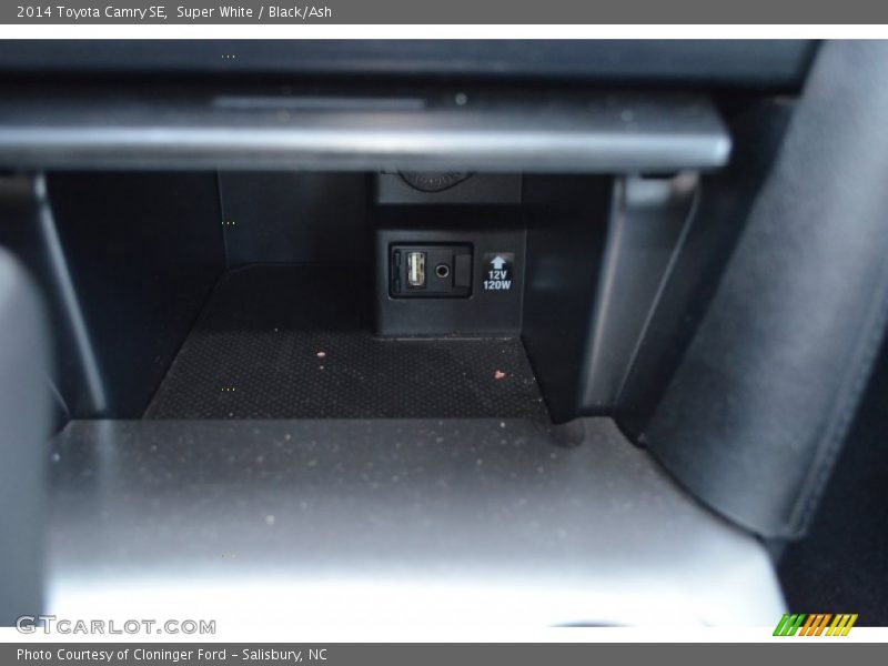 Super White / Black/Ash 2014 Toyota Camry SE