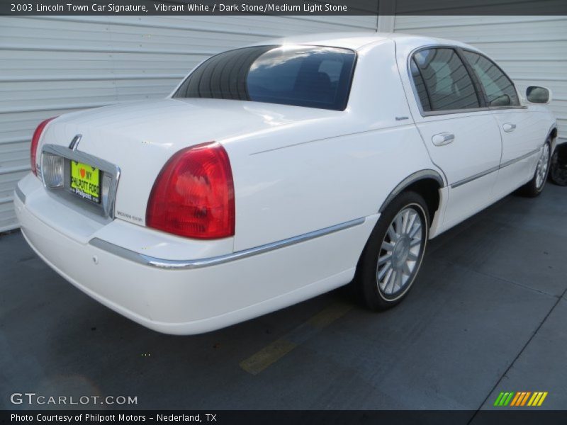 Vibrant White / Dark Stone/Medium Light Stone 2003 Lincoln Town Car Signature
