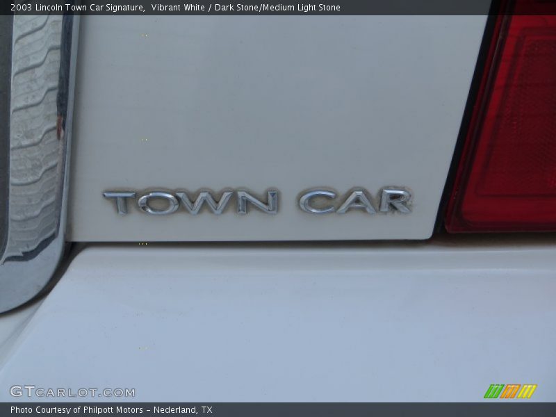 Vibrant White / Dark Stone/Medium Light Stone 2003 Lincoln Town Car Signature