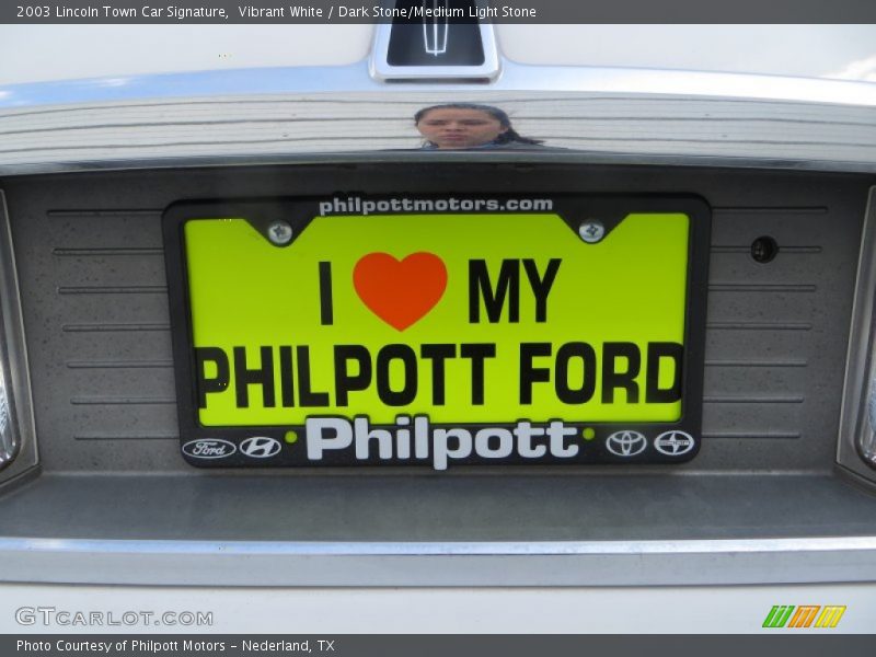 Vibrant White / Dark Stone/Medium Light Stone 2003 Lincoln Town Car Signature