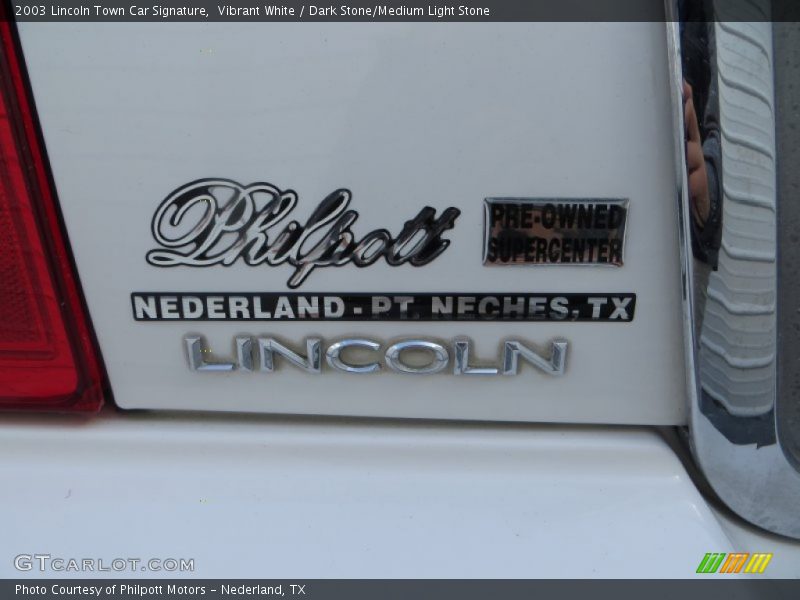 Vibrant White / Dark Stone/Medium Light Stone 2003 Lincoln Town Car Signature