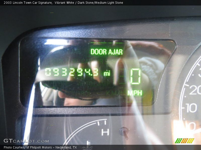 Vibrant White / Dark Stone/Medium Light Stone 2003 Lincoln Town Car Signature