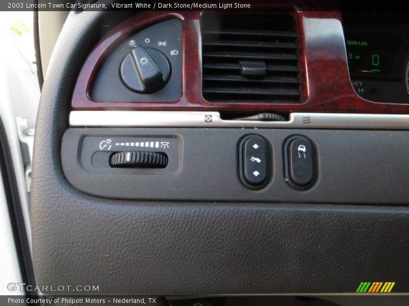 Vibrant White / Dark Stone/Medium Light Stone 2003 Lincoln Town Car Signature