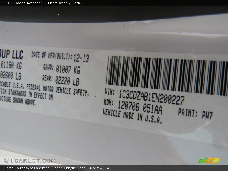 Bright White / Black 2014 Dodge Avenger SE