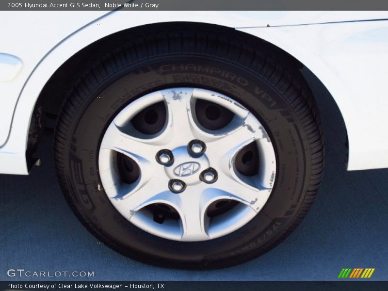 Noble White / Gray 2005 Hyundai Accent GLS Sedan