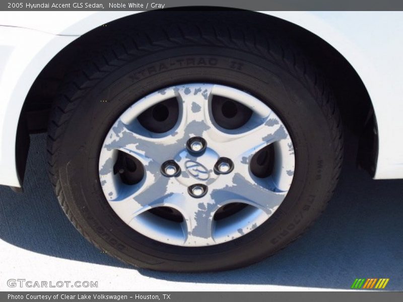 Noble White / Gray 2005 Hyundai Accent GLS Sedan