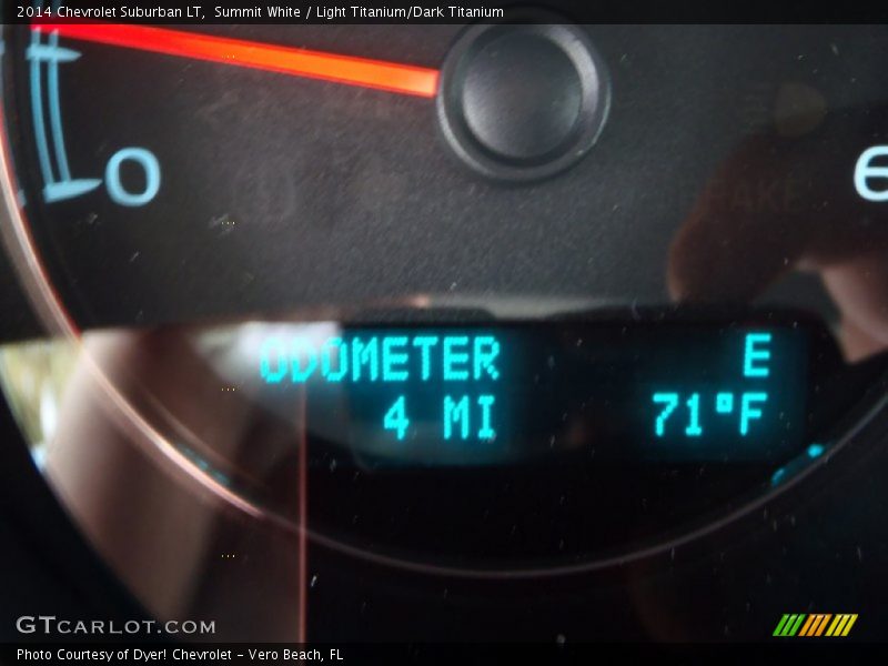 Summit White / Light Titanium/Dark Titanium 2014 Chevrolet Suburban LT