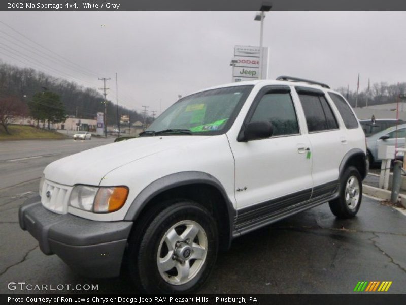 Front 3/4 View of 2002 Sportage 4x4