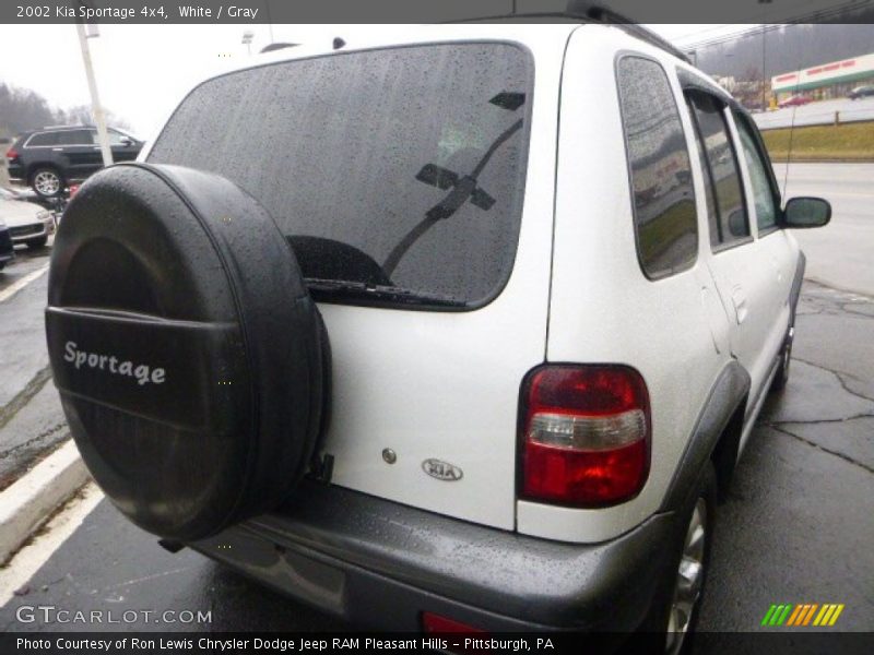 White / Gray 2002 Kia Sportage 4x4