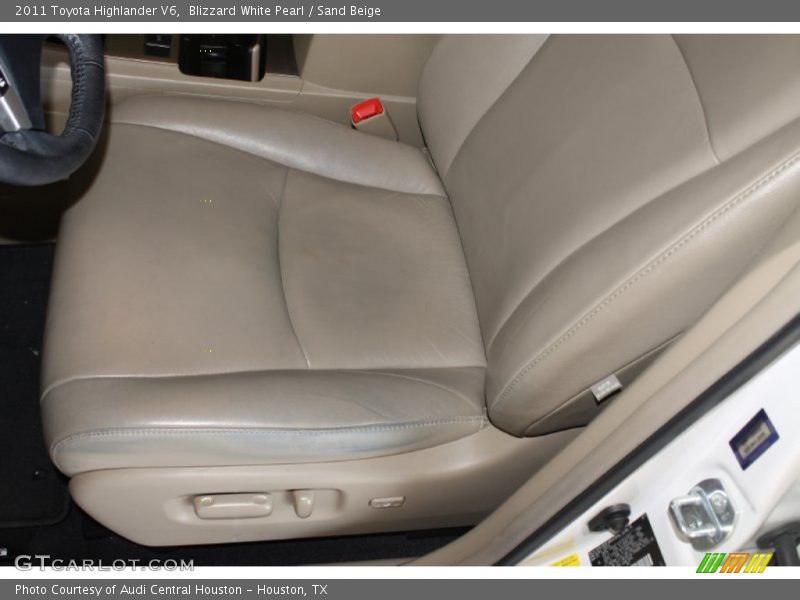 Blizzard White Pearl / Sand Beige 2011 Toyota Highlander V6