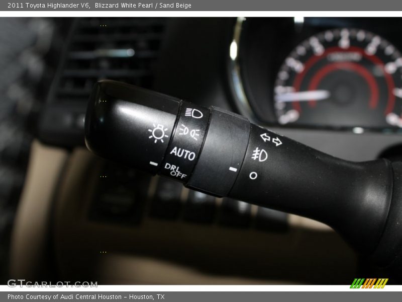 Blizzard White Pearl / Sand Beige 2011 Toyota Highlander V6