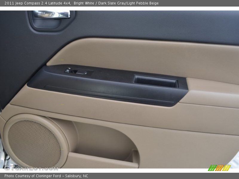 Bright White / Dark Slate Gray/Light Pebble Beige 2011 Jeep Compass 2.4 Latitude 4x4
