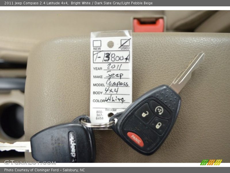 Bright White / Dark Slate Gray/Light Pebble Beige 2011 Jeep Compass 2.4 Latitude 4x4
