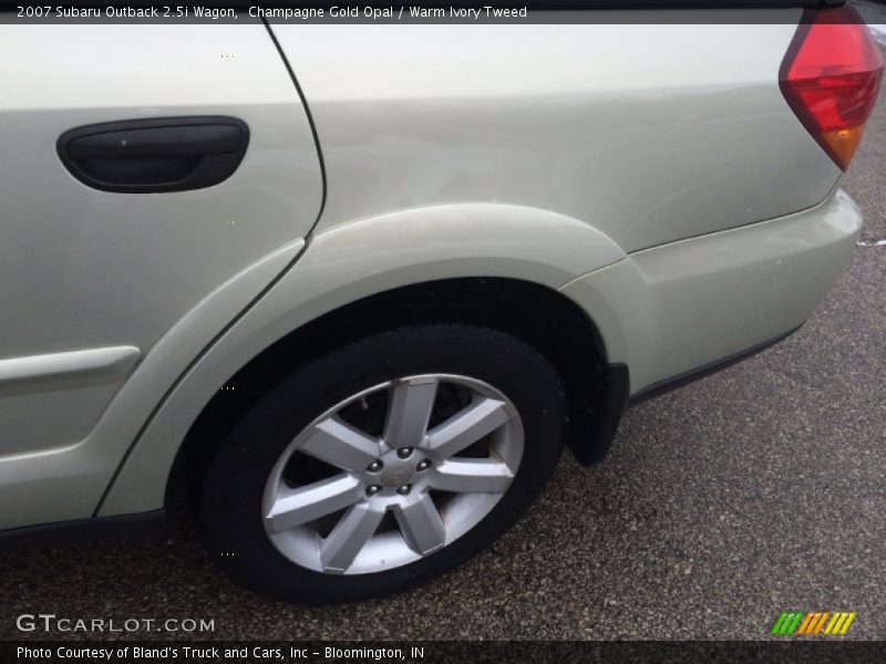Champagne Gold Opal / Warm Ivory Tweed 2007 Subaru Outback 2.5i Wagon