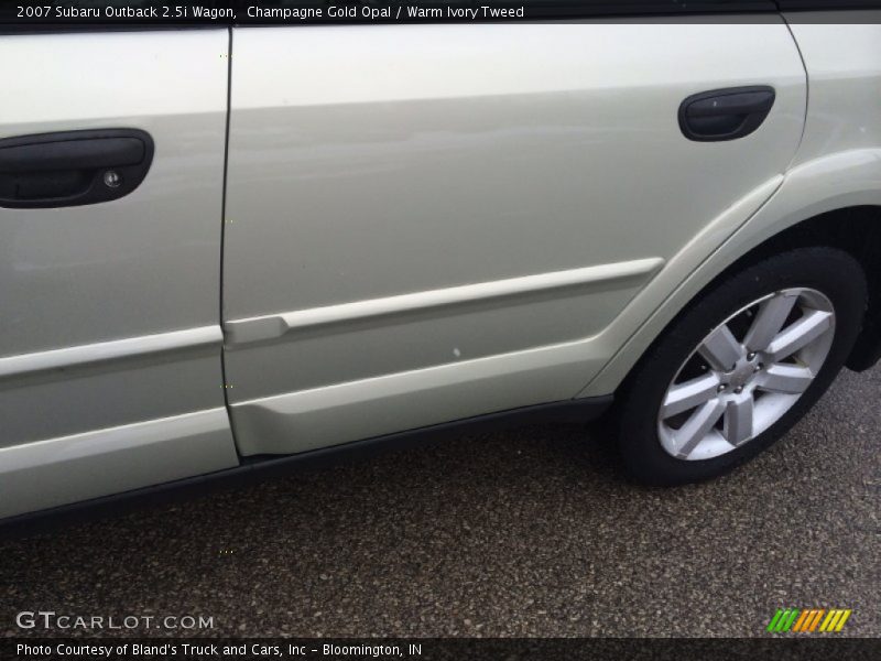 Champagne Gold Opal / Warm Ivory Tweed 2007 Subaru Outback 2.5i Wagon