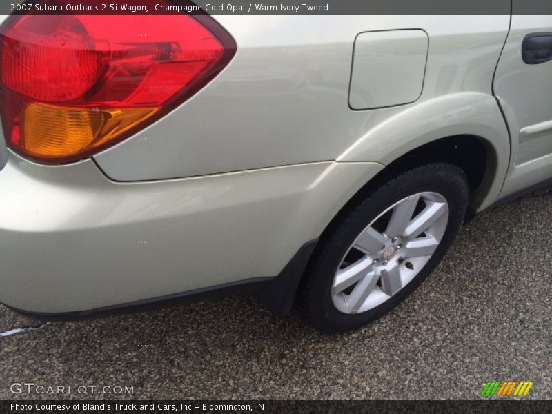 Champagne Gold Opal / Warm Ivory Tweed 2007 Subaru Outback 2.5i Wagon