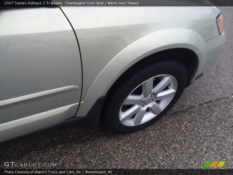Champagne Gold Opal / Warm Ivory Tweed 2007 Subaru Outback 2.5i Wagon