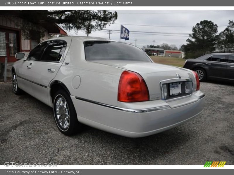 Cashmere Tri-Coat / Light Camel 2006 Lincoln Town Car Signature Limited