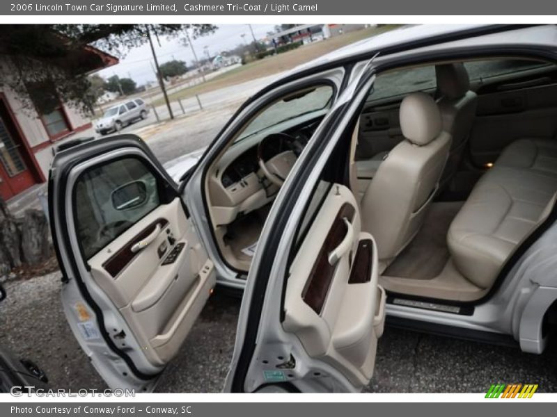 Cashmere Tri-Coat / Light Camel 2006 Lincoln Town Car Signature Limited